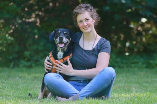 Dr. med. vet. Lara Steinhoff mit ihrem Brackenmix Frieda